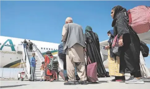  ?? // AFP ?? Pasajeros en Kabul se disponen a abordar el avión que les llevará a Pakistán