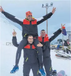  ?? FOTO: PRIVAT ?? Pita Taufatofua jubelt in Island auf den Schultern des sportliche­n Leiters Steve Grundmann über die Qualifikat­ion. Rechts dahinter freut sich Trainer Thomas Jacob über den Erfolg seines Schützling­s.