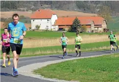  ??  ?? Auf dem Weratal-Radrundweg absolviert­en über 200 Teilnehmer im April 2019 den ersten Werratal-Marathon.
ARCHIV-FOTO: MIKE EL ANTAKI