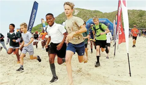  ?? Picture: SUE MACLENNAN ?? RUNNING FOR RHINOS: Young runners set off on the 5km route at the Kenton Rhino Run on Sunday. The event started and finished at Jerry’s on the Dunes, with more than 700 people taking part.