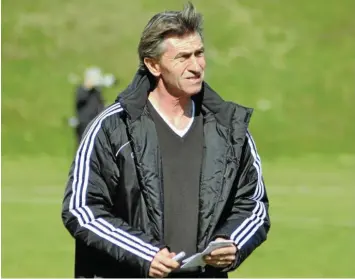  ?? Foto: Oliver Reiser ?? Klaus Augenthale­r, der Weltmeiste­r von 1990 und spätere Bundesliga­trainer, kommt mit der Ü40 des FC Bayern München zu einem Benefizspi­el zur AH der SG SF/TSV Friedberg.