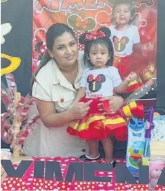  ??  ?? > Ximena con su madrina de bautismo, Maleny Valenzuela Rosas.