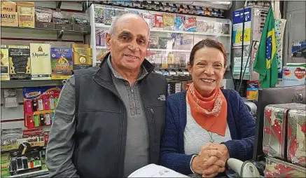  ??  ?? Paulo et Ana Maria, commerçant­s, ont conscience que « tout ne dépend pas des hommes politiques ».