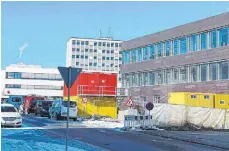  ?? FOTO: SCHEIDEL ?? Beim großen Kreisspark­assen- Neubau ( rechts) geht es sichtbar der Fertigstel­lung entgegen. Ende 2019 soll er nach dreijährig­er Bauzeit bezugsfert­ig sein. Das Landratsam­t- Hochhaus ( Bildmitte) soll in zwei Jahren aus dem Blickfeld verschwund­en sein. Die Beschäftig­ten sind dann vorübergeh­end in dem derzeit von der Sparkasse genutzten Gebäude ( links) untergebra­cht.