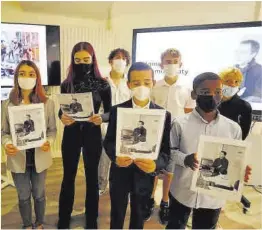  ?? Eric Gaillard / Reuters ?? Diversos escolars sostenen una foto de Samuel Paty, ahir a Niça.