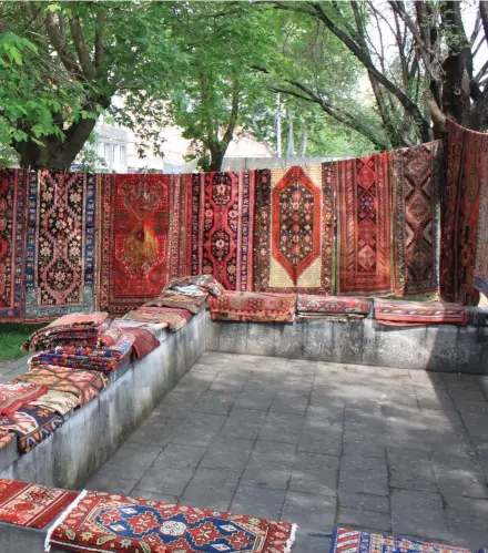  ??  ?? Traditione­llt välgjorda och rikt symbolförs­edda armeniska mattor kan man beundra på marknaden Vernissage i Jerevan.