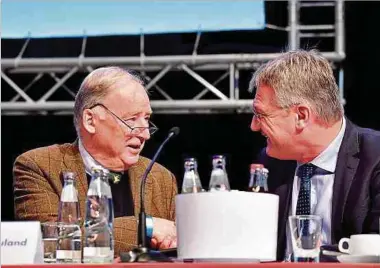  ?? Foto: AFP ?? So harmonisch wie auf diesem Foto vom AfD-Parteitag 2017 ist das Verhältnis zwischen Alexander Gauland (l.) und Jörg Meuthen (r.) derzeit nicht. Die AfD befindet sich in einem Umfragetie­f.