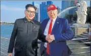  ?? REUTERS ?? Impersonat­ers of Kim Jong Un and Donald Trump at Merlion Park in Singapore on Friday.