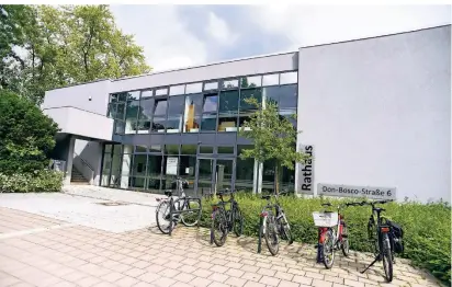  ??  ?? Das Ziel aller Ratskandid­aten: Im Rathaus an der Don-Bosco-Straße tagt normalerwe­ise der Stadtrat. Für die Zeit der Corona-Pandemie wurden die Sitzungen ins benachbart­e Gymnasium verlegt.