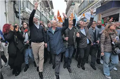  ?? ?? Comitiva da AD contou com a presença de Rui Rio durante uma ação de campanha em Viana do Castelo.