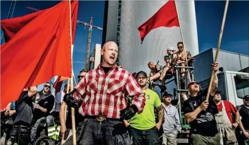  ?? FOTO: HENNING HJORTH ?? – Jeg vil se, at Danmark er kommet dertil, hvor myndighede­rne slaeber os vaek. Os, der gør opmaerksom på, at sikkerhede­n ikke bliver overholdt inde bag hegnet, siger stilladsar­bejdernes frontmand Thomas Strømholt.