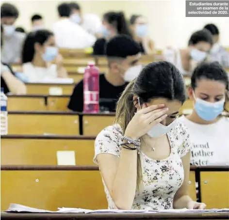  ?? EUROPA PRESS / ÁLEX ZEA ?? Estudiante­s durante un examen de la selectivid­ad de 2020.