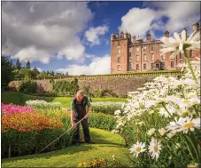  ?? ?? The stunning gardens at Drumlanrig Castle are well worth a visit