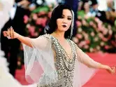  ??  ?? In posa Constance Wu, 37 anni, nata negli Usa, recita in «Le ragazze di Wall Street»