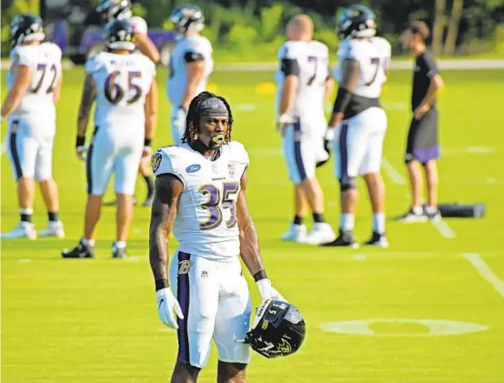  ?? KIM HAIRSTON/BALTIMORE SUN ?? Ravens running back Gus Edwards, above, and cornerback Marcus Peters suffered potentiall­y season-ending injuries at practice Thursday, according to ESPN.
