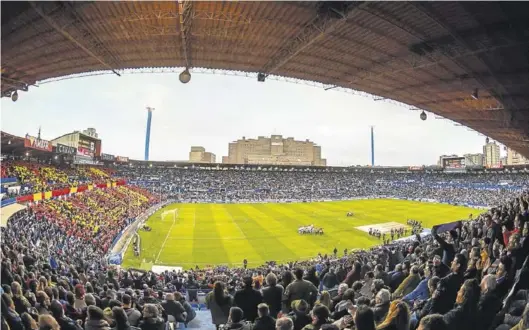  ?? ÁLVARO SÁNCHEZ ?? Imagen del estadio de La Romareda antes del comienzo de un partido entre el Zaragoza y el Huesca.