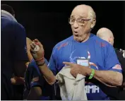  ?? HANS GUTKNECHT — STAFF PHOTOGRAPH­ER ?? Gene LeBell holds a stopwatch with the winning time after Ronda Rousey beat Sarah Kaufman in a 2012 MMA fight.