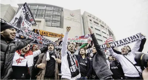  ?? Foto: imago/Seskim Photo ?? Fußballfan­s von Besiktas und anderen Vereinen sind ein nicht unwesentli­cher Teil der türkischen Protestbew­egung.