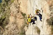  ?? (Photos L.M.) ?? Descendus le long de la falaise, les cordistes d’EMTA procèdent au nettoyage. La dernière fois, c’était il y a  ans.