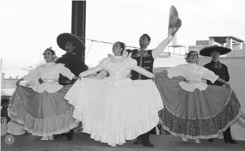  ??  ?? 1. Bailaron canciones como “Fiesta charra”.
Portaron bellos trajes típicos de Aguascalie­ntes.
disfrutó de la actuación del grupo de danza hidrocálid­o.
dieron identidad a la tierra hidrocálid­a.
Folclórico ‘‘Ehecatl’’ está integrado por jóvenes de...