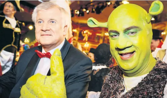  ??  ?? Markus Söder (re.) gab im Fasching 2014 den „Shrek“, Horst Seehofer ging als CSU-Vorsitzend­er und bayerische­r Regierungs­chef.