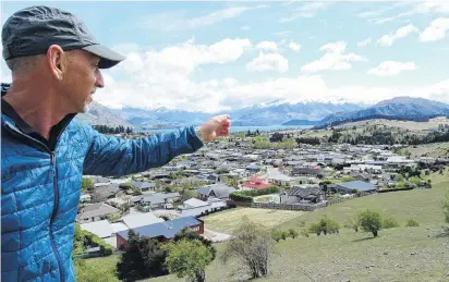  ?? PHOTO: KERRIE WATERWORTH ?? Character could change . . . Residents’ spokesman Tony Marsh points to the area where a sixlot susdivisio­n has seen proposed on the slopes of Mt Iron.