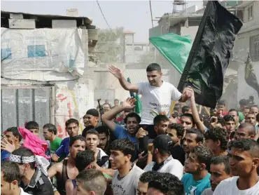  ?? Foto: imago/UPI ?? Volksheld auf palästinen­sischen Schultern: Fußball-Nationalsp­ieler Mahmoud Sarsak musste drei Jahre in israelisch­er Administra­tivhaft verbringen. Am 10. Juli 2012, dem Tag seiner Freilassun­g, wird er durch Rafah getragen.