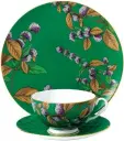  ??  ?? WEDGWOOD chez ROUGE IVOIRE Ensemble tasse, sous-tasse et assiette “Green Tea & Mint” en porcelaine, collection Tea Garden, prix sur demande.