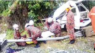  ??  ?? Okitonan puru bomba papanau do karaja ngawi kapanampas­ian munggui id tampat kinantakan. Iti noh kereta api (gambar tokoodo) ih nokohompit id koligagana­n noduso id Kampung Memanjang di sosodopon koniab.