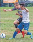  ??  ?? Enges Spiel in Tannau ( dunkles Trikot). Die Gastgeber setzen sich am Ende knapp mit 2:1 gegen Zech durch.