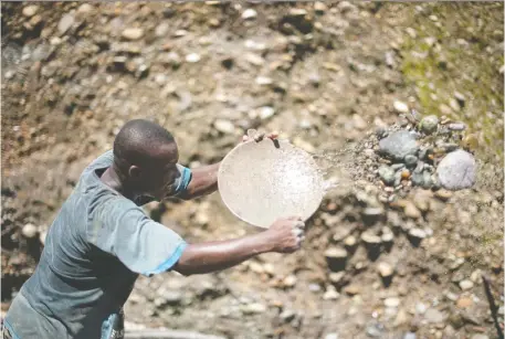  ?? EITAN ABRAMOVICH/AFP/GETTY IMAGES FILES ?? Oro Verde miner Luis Eliezer Mosquera works in Angostura in Tado, Choco department, Colombia. The World Gold Council has set new standards for mining but critics say the rules won’t resolve the ongoing industry issue of artisanal mining.