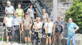  ?? FOTO: WINFRIED RIMMELE ?? Die Sensenkurs­teilnehmer stellten sich mit Thomas Mautner-Hipp (r.) vor der Sägemühle im Freilichtm­useum zum Erinnerung­sfoto auf.