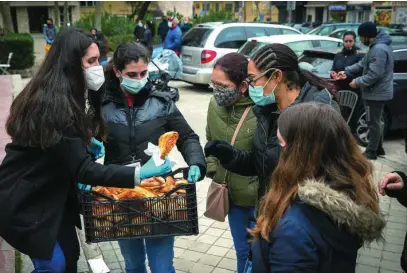  ?? EFE ?? La ayuda social prestada por entidades católicas se muestra vital para estos tiempos de pandemia