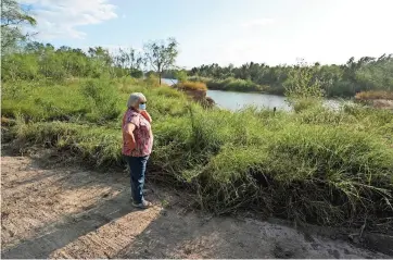  ??  ?? Pamela rivas observa el río Bravo desde sus tierras en la frontera