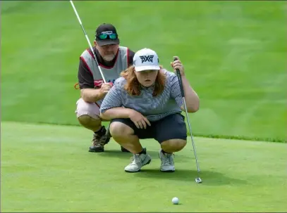  ?? COURTESY OF david colt ?? molly Smith lines up a putt during the massachuse­tts Women's Amateur championsh­ip in August as her father and caddie Phil looks on.