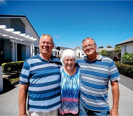  ?? ABIGAIL DOUGHERTY / STUFF ?? John Powley, Fan Clarke and Chub Roberts reminisce about serving at the Hobsonvill­e airbase before the area was turned into the Hobsonvill­e Point housing developmen­t, where they now live in the Waterford Retirement Village.