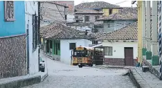  ??  ?? La casas de adobe y tejas son perfectas para pintar un cuadro o hacer una hermosa fotografía.