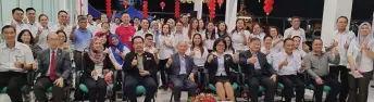  ?? ?? Paulus (seated, centre) and MPA general manager Serawa Budol, on his left, join the MPA team in a group photo with guests.