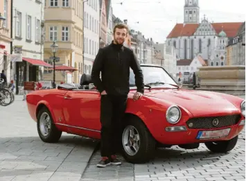  ?? Foto: Michael Hochgemuth ?? Philipp Hatzold ist 21 und liebt Oldtimer. Der Fiat Spider seines Vaters ist älter als er.