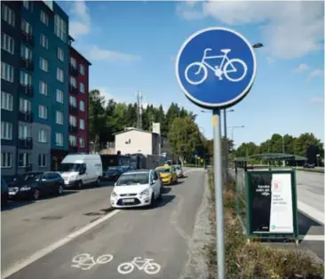  ?? FOTO: MIKAEL ANDERSSON ?? FEL. ”Ingen fotgängare skall gå i cykelbanan då trottoar/gångbana finns”, skriver insändarsk­ribenten.