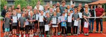  ?? Foto: Gunther Seelos ?? Übergeben wurde der neue vierte Platz an die Teilnehmer des Fuchstaler Tenniscamp­s, mit dabei war Bürgermeis­ter Erwin Karg (rechts).