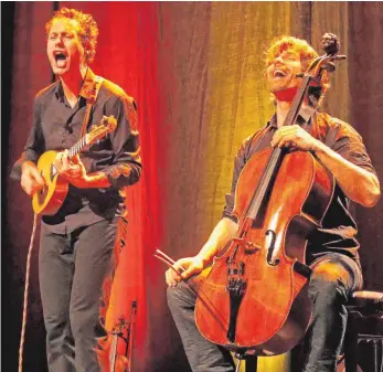  ?? FOTO: GÜNTER VOGEL ?? Musikalisc­h ein ungewöhnli­ches Duo: der Cellist Matthias Bartolomey und Klemens Bittmann.