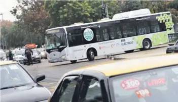  ??  ?? ► Desde octubre comenzaría­n a operar buses eléctricos en el Transantia­go.