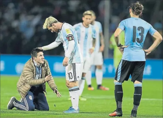  ?? VICTOR R. CAIVANO / AP ?? Un espontáneo se arrodilla ante Leo Messi e interrumpe la disputa del Argentina-Uruguay del jueves