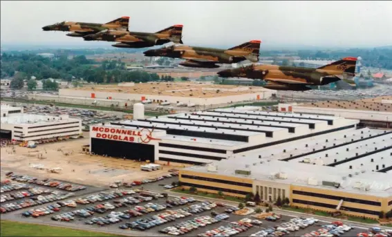  ?? AIR NATIONAL GUARD ?? Survol de quatre F-4C de l’Air National Guard du Missouri au-dessus de l’usine McDonnell Douglas en 1983. Ils ne venaient pas de si loin puisque stationnés… de l’autre côté de la piste !