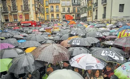  ?? AP ?? Paraguas. Una multitud desafió la lluvia en Barcelona y pidió en la calle libertad para Carles Puigdemont.