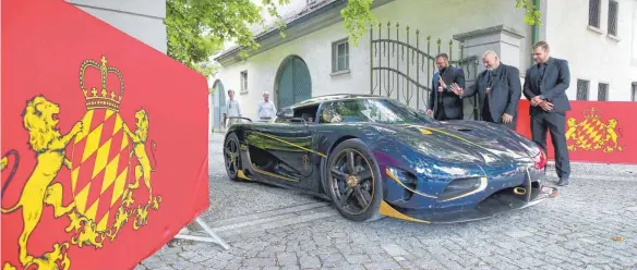  ?? FOTOS: THOMAS WARNACK ?? Verziert mit 24 Karat Echtgold ist dieser Koenigsegg Agera rund vier Millionen Euro wert.