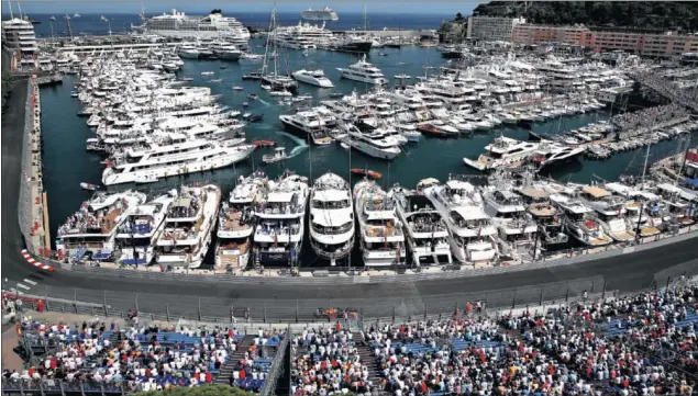  ??  ?? IMPARABLE. Ricciardo batió varias veces el récord de vuelta rápida de Mónaco para lograr la pole en el trazado de Montecarlo. Tras el australian­o saldrán Vettel y Hamilton.