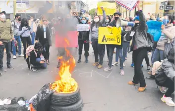  ??  ?? Estudiante­s universita­rios cerraron las calles del centro capitalino y quemaron cubiertas exigiendo la aprobación de la Ley de Arancel Cero.