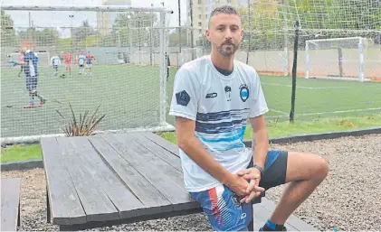  ?? C,.NISCOVOLOS ?? Un hombre más. Rodrigo Archubi, a los 36 años, antes de jugar con sus amigos en Escalada.